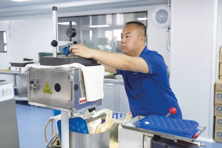 ECOPTIK’s employees are grinding optical domes products.