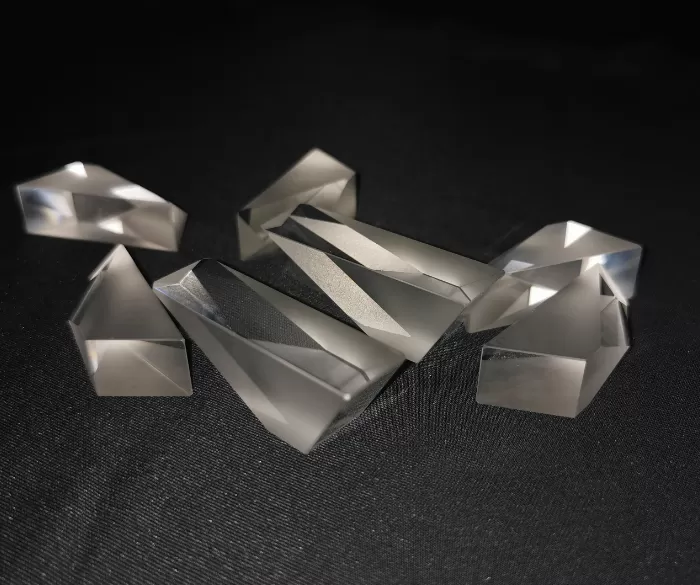 The Principle and Application of Roof Prism